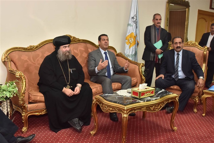 بالصور.. محافظ أسيوط يستقبل 23 أسرة قبطية وافدة من العريش