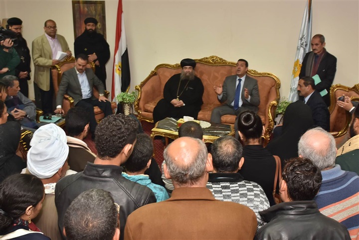 بالصور.. محافظ أسيوط يستقبل 23 أسرة قبطية وافدة من العريش