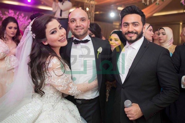 بالصور.. تامر حسني والليثي يشعلان زفاف مصطفى ومنة بالصور.. تامر حسني والليثي يشعلان زفاف مصطفى ومنة