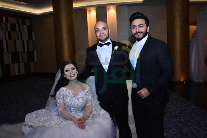 بالصور.. تامر حسني والليثي يشعلان زفاف مصطفى ومنة بالصور.. تامر حسني والليثي يشعلان زفاف مصطفى ومنة
