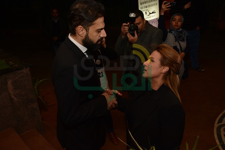 بالصور .. أنغام وعزيز الشافعى وهشام عباس ومحمد فؤاد فى عزاء والد أمير طعيمه 