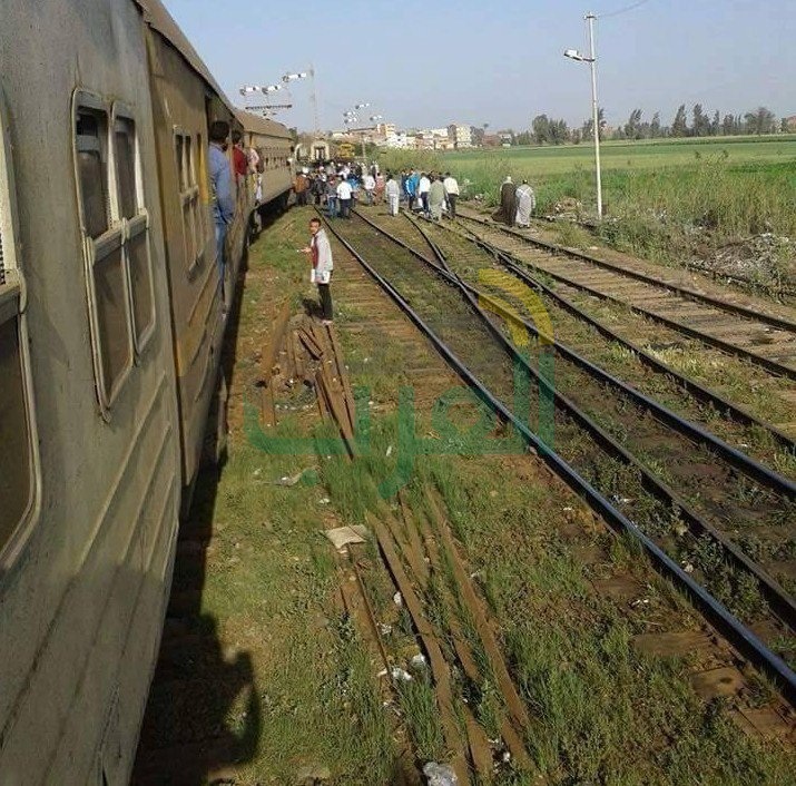بالصور.. خروج قطار عن القضبان بكفر الشيخ