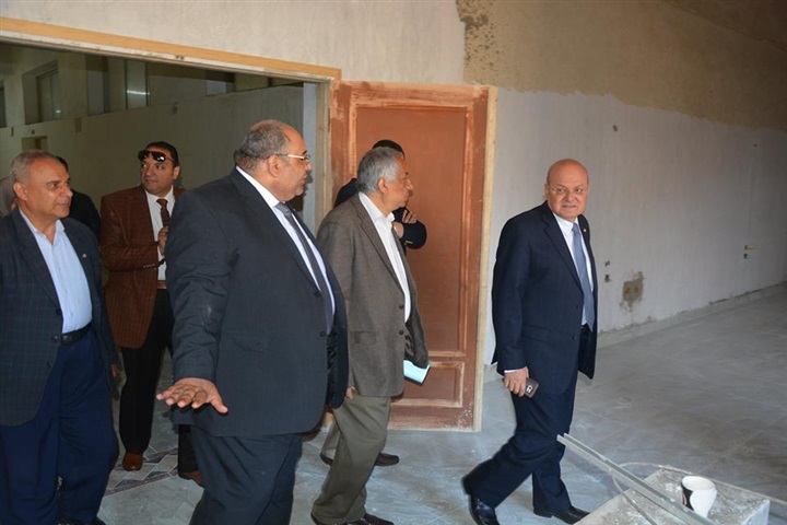 رئيس جامعة الزقازيق يتفقد مبني كلية طب وجراحة الفم والأسنان