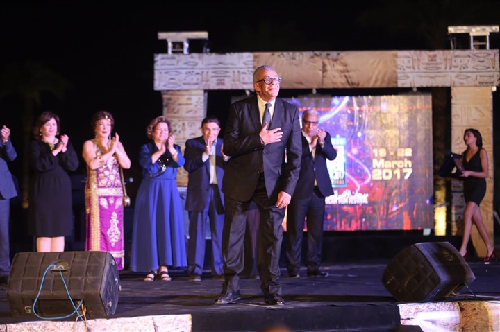 بالصور ..  تكريم المخرج الكبير يسري نصر الله في حفل افتتاح مهرجان الاقصر 