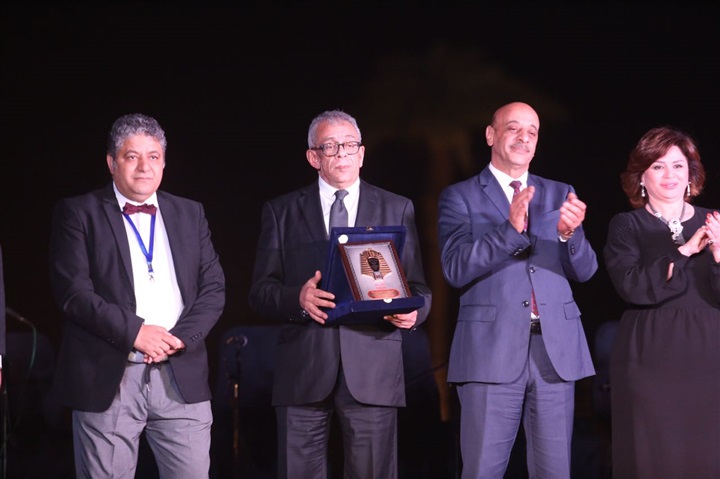 بالصور ..  تكريم المخرج الكبير يسري نصر الله في حفل افتتاح مهرجان الاقصر 