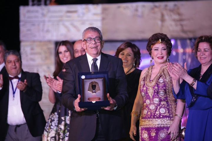 بالصور ..  تكريم المخرج الكبير يسري نصر الله في حفل افتتاح مهرجان الاقصر 