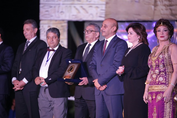 بالصور ..  تكريم المخرج الكبير يسري نصر الله في حفل افتتاح مهرجان الاقصر 