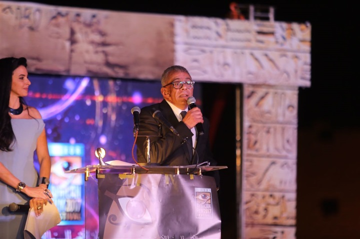 بالصور ..  تكريم المخرج الكبير يسري نصر الله في حفل افتتاح مهرجان الاقصر 