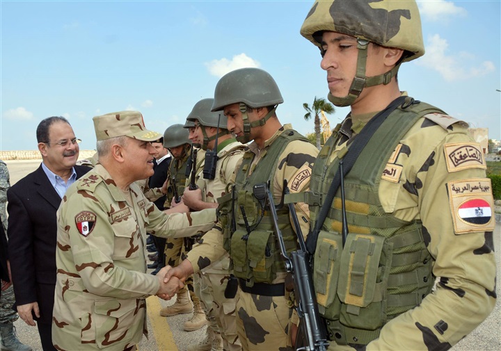 بالصور.. القائد العام للقوات المسلحة ووزير الداخلية يتفقدان قوات إنفاذ القانون بسيناء