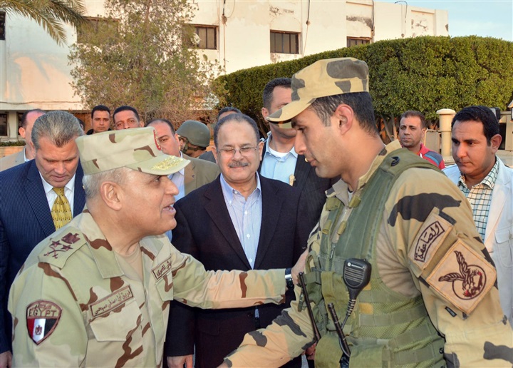 بالصور.. القائد العام للقوات المسلحة ووزير الداخلية يتفقدان قوات إنفاذ القانون بسيناء