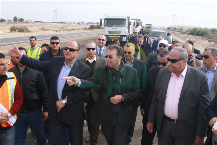 بالصور.. وزير النقل يتفقد مشروعات الطرق بالإسكندرية