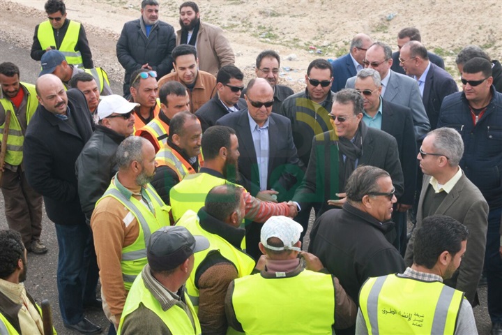 بالصور.. وزير النقل يتفقد مشروعات الطرق بالإسكندرية