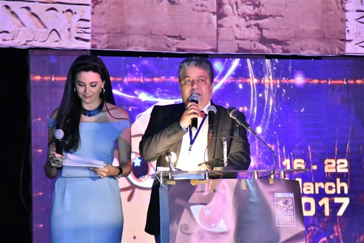 بالصور .. نجل الساحر يتسلم تكريم والده بالأقصر للسينما الافريقية بالصور .. نجل الساحر يتسلم تكريم والده بالأقصر للسينما الافريقية