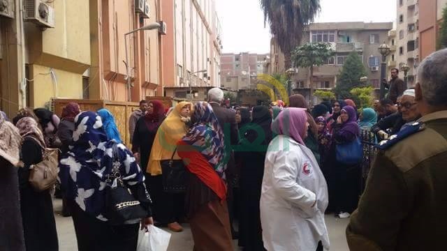 بالصور.. إضراب ممرضات مستشفى الجامعة ببنها اعتراضا على سوء الإدارة
