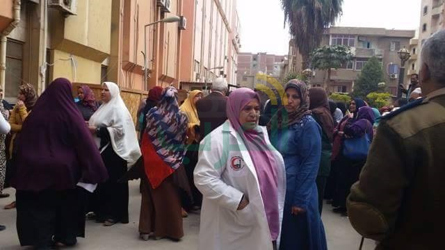 بالصور.. إضراب ممرضات مستشفى الجامعة ببنها اعتراضا على سوء الإدارة