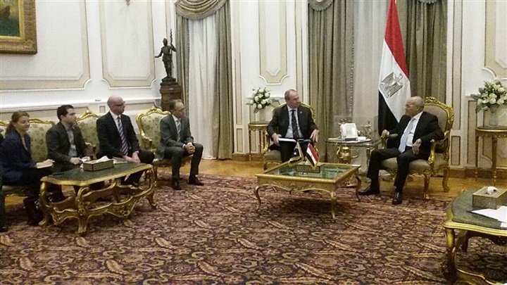 "العصار" يبحث مع وزير الإستثمار والتجارة الاسترالى تنشيط حركتى التجارة والاستثمار بين البلدين