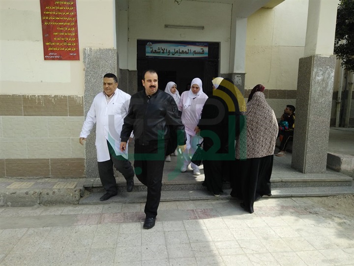 بالصور ..  وكيل وزارة الصحة بالشرقية  يفاجىء مستشفى القرين المركزى