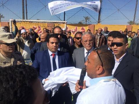  بالصور .. 40 شابا يقدمون أكفانهم بالمنيا كرسالة منهم لوأد فتنة الثأر ودعوة العائلات للصلح 