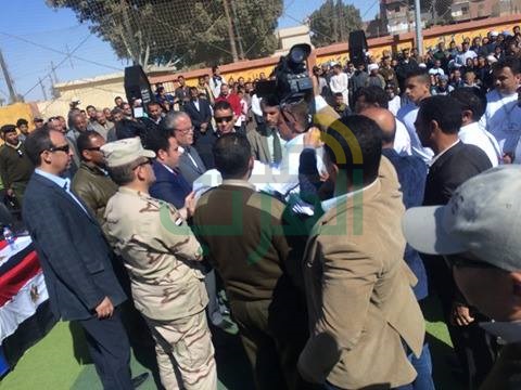  بالصور .. 40 شابا يقدمون أكفانهم بالمنيا كرسالة منهم لوأد فتنة الثأر ودعوة العائلات للصلح 