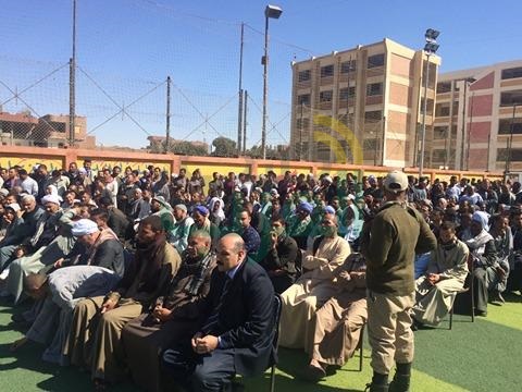  بالصور .. 40 شابا يقدمون أكفانهم بالمنيا كرسالة منهم لوأد فتنة الثأر ودعوة العائلات للصلح 