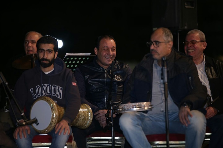 بالصور .. مدحت صالح في البروفات الأخيرة بمعبد الكرنك  