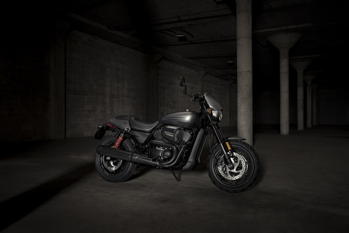 Harley-Davidson® ترتقي بالمعايير مع درّاجة STREET ROD™ الجديدة Harley-Davidson® ترتقي بالمعايير مع درّاجة STREET ROD™ الجديدة