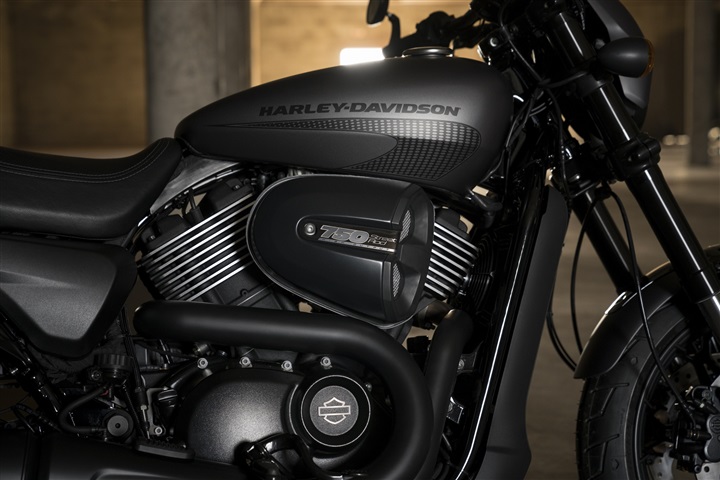 Harley-Davidson® ترتقي بالمعايير مع درّاجة STREET ROD™ الجديدة Harley-Davidson® ترتقي بالمعايير مع درّاجة STREET ROD™ الجديدة