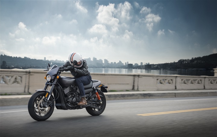 Harley-Davidson® ترتقي بالمعايير مع درّاجة STREET ROD™ الجديدة Harley-Davidson® ترتقي بالمعايير مع درّاجة STREET ROD™ الجديدة