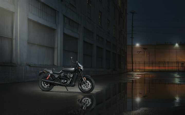 Harley-Davidson® ترتقي بالمعايير مع درّاجة STREET ROD™ الجديدة Harley-Davidson® ترتقي بالمعايير مع درّاجة STREET ROD™ الجديدة