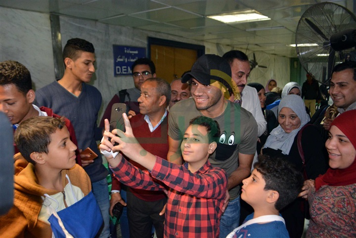 بالصور.. الننى يوزع تيشرتات أرسنال على أطفال "أبو الريش"