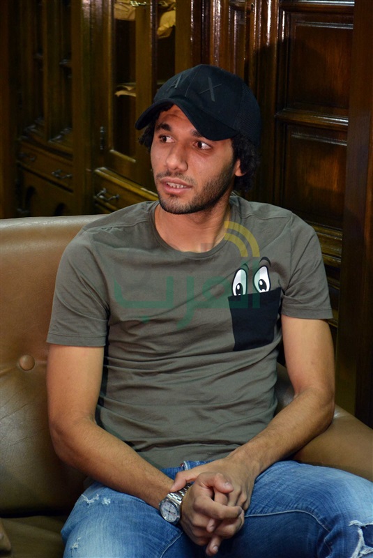 بالصور.. الننى يوزع تيشرتات أرسنال على أطفال "أبو الريش"