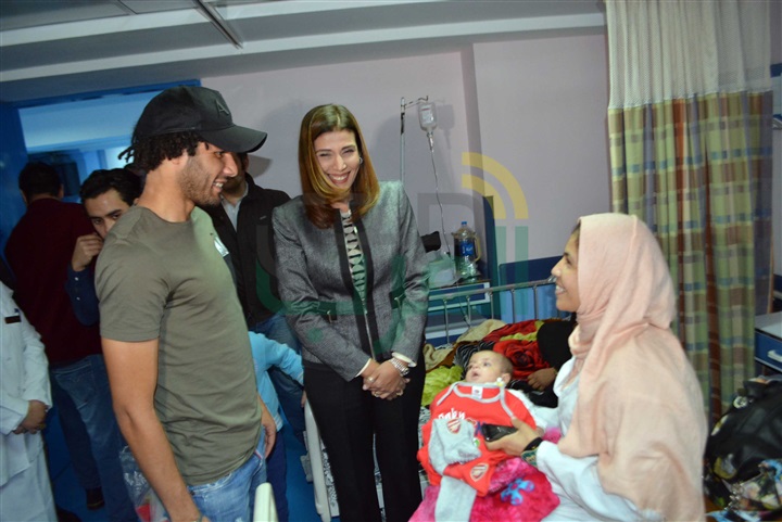 بالصور.. الننى يوزع تيشرتات أرسنال على أطفال "أبو الريش"