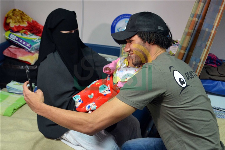 بالصور.. الننى يوزع تيشرتات أرسنال على أطفال "أبو الريش"