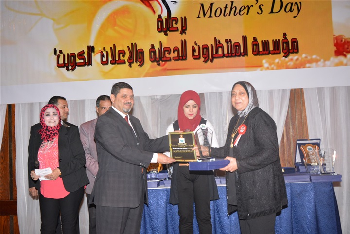 بالصور ...  تكريم نجوم الفن والأمهات وزوجات شهداء الجيش والشرطة فى حفل الاعلامين الدولين
