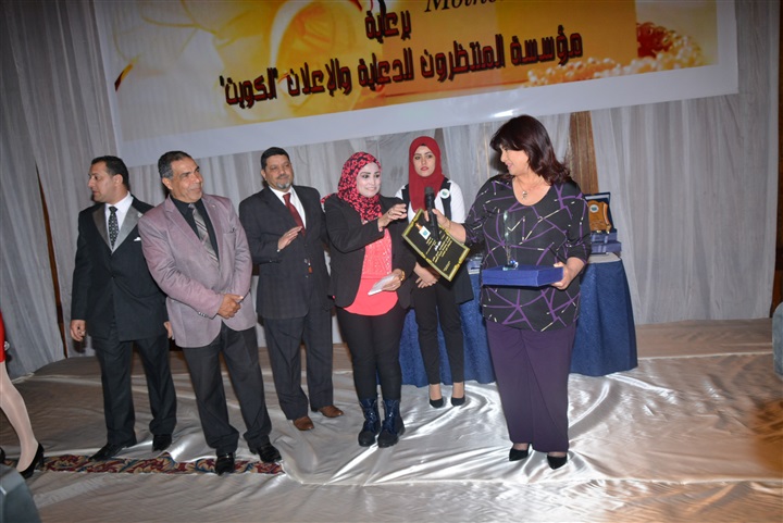 بالصور ...  تكريم نجوم الفن والأمهات وزوجات شهداء الجيش والشرطة فى حفل الاعلامين الدولين
