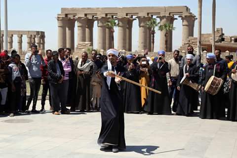 بالصور .. الفنون الشعبية المصرية تبهر الأجانب في الأقصر بالصور .. الفنون الشعبية المصرية تبهر الأجانب في الأقصر