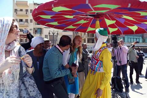 بالصور .. الفنون الشعبية المصرية تبهر الأجانب في الأقصر بالصور .. الفنون الشعبية المصرية تبهر الأجانب في الأقصر
