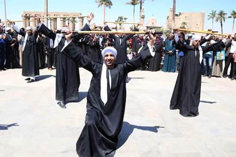 بالصور .. الفنون الشعبية المصرية تبهر الأجانب في الأقصر بالصور .. الفنون الشعبية المصرية تبهر الأجانب في الأقصر