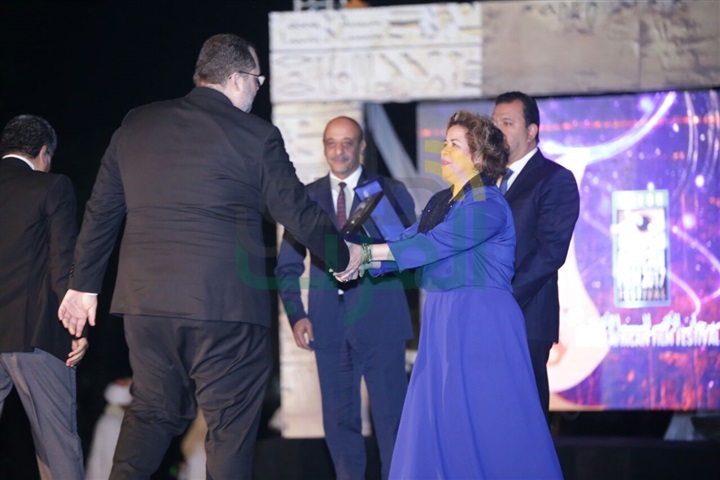 بالصور .. نجل الساحر يتسلم تكريم والده بالأقصر للسينما الافريقية بالصور .. نجل الساحر يتسلم تكريم والده بالأقصر للسينما الافريقية