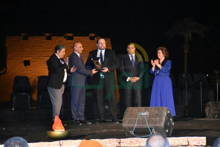 بالصور .. نجل الساحر يتسلم تكريم والده بالأقصر للسينما الافريقية بالصور .. نجل الساحر يتسلم تكريم والده بالأقصر للسينما الافريقية
