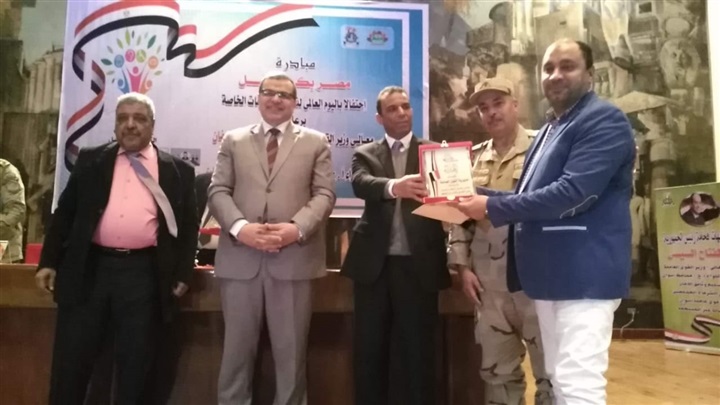 بالصور.. وزير القوى العاملة والهجرة يكرم رئيس جمعية مستثمرى أسوان 