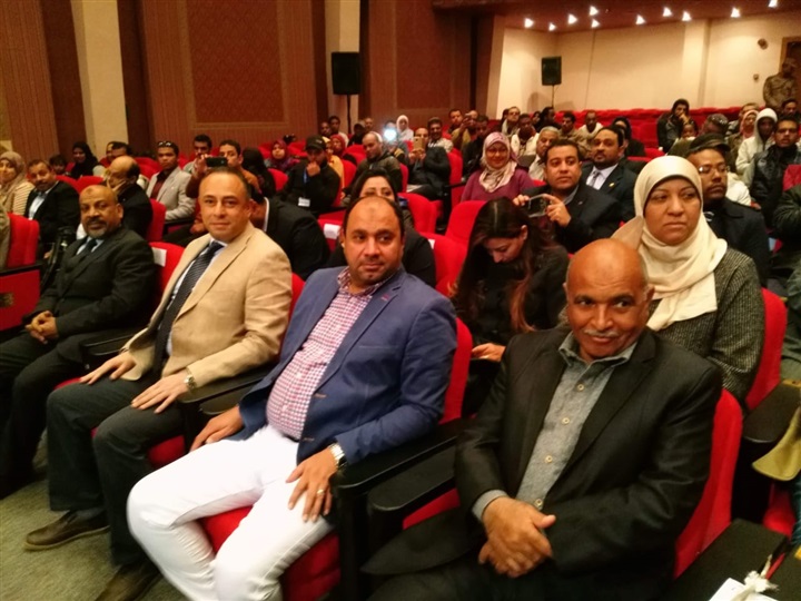 بالصور.. وزير القوى العاملة والهجرة يكرم رئيس جمعية مستثمرى أسوان 