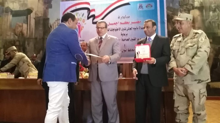 بالصور.. وزير القوى العاملة والهجرة يكرم رئيس جمعية مستثمرى أسوان 