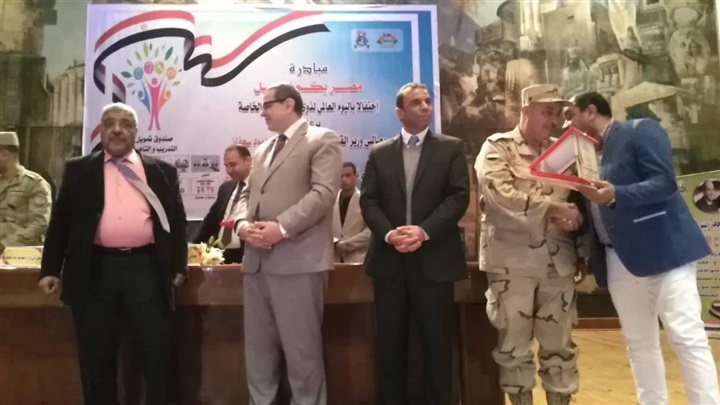 بالصور.. وزير القوى العاملة والهجرة يكرم رئيس جمعية مستثمرى أسوان 