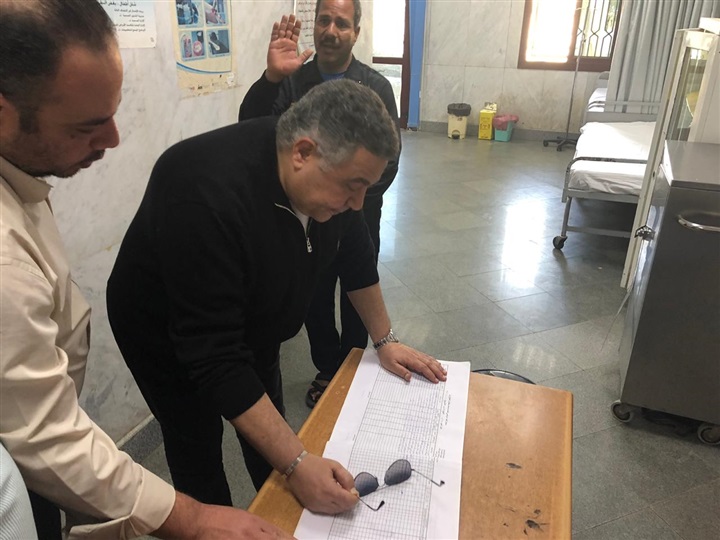 محافظ البحر الأحمر يتفقد "مرسي علم" وينقذ عامل مضرب عن الطعام