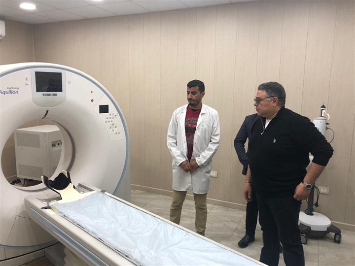 محافظ البحر الأحمر يتفقد "مرسي علم" وينقذ عامل مضرب عن الطعام