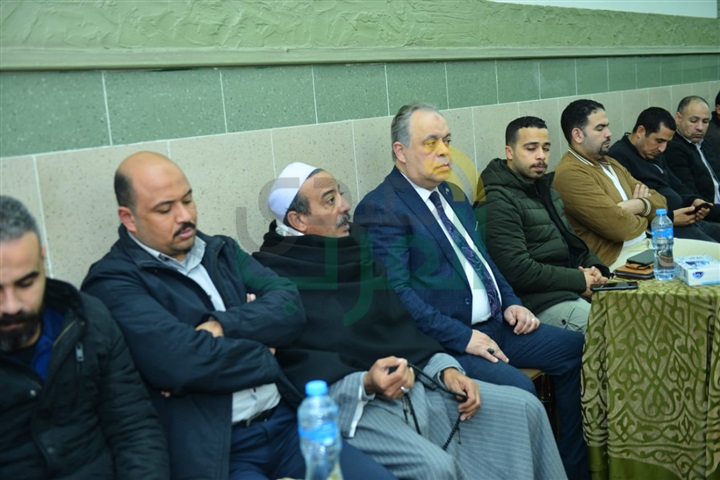 بالصور.. أشرف زكي ومحمد على رزق في عزاء ابراهيم فرح
