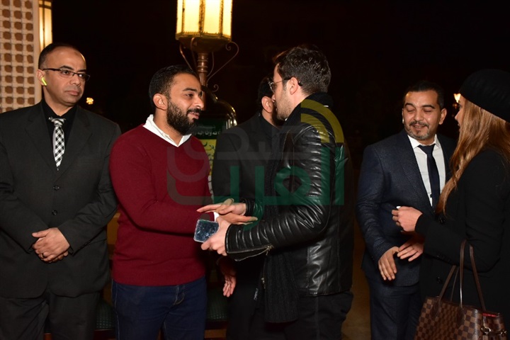 بالصور.. وصول خالد جلال وميريت الحريري ومحمدعز لتقديم العزاء في والدة حسام داغر بالصور.. وصول خالد جلال وميريت الحريري ومحمدعز لتقديم العزاء في والدة حسام داغر