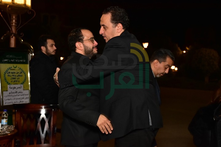 بالصور.. وصول خالد جلال وميريت الحريري ومحمدعز لتقديم العزاء في والدة حسام داغر بالصور.. وصول خالد جلال وميريت الحريري ومحمدعز لتقديم العزاء في والدة حسام داغر