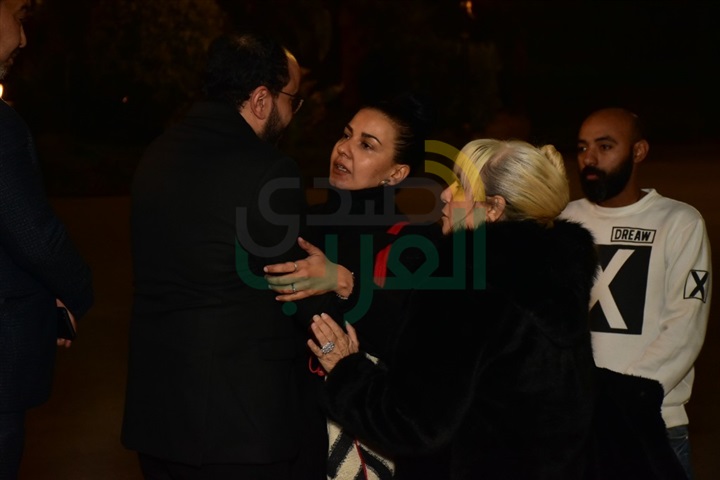 بالصور.. وصول خالد جلال وميريت الحريري ومحمدعز لتقديم العزاء في والدة حسام داغر